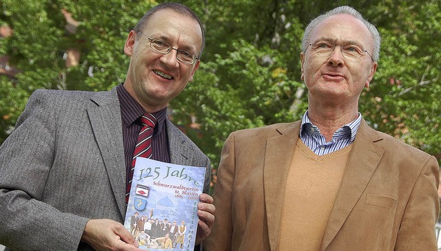 Vorsitzender Arno Lehmann (links) und ...er prsentieren die neue Festschrift.   | Foto: Kathrin Blum