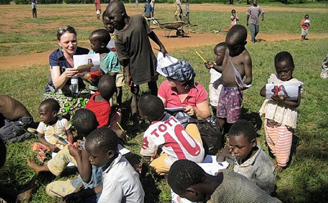 Gste der Projektreisegruppe  malen ge...t den Kindern des Salem Kinderdorfes.   | Foto: Privat