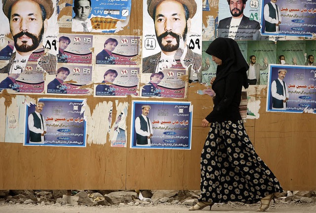 Wer Geld hat, klebt Plakate: Wahlkampf in Afghanistan.   | Foto: AFP