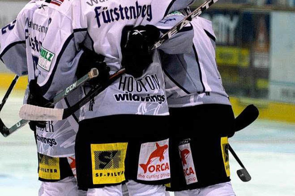 Wölfe Freiburg siegen gegen Schwenningen mit 4:3 vor heimischem Publikum. Wölfe Freiburg siegen gegen Schwenningen mit 4:3 vor heimischem Publikum.