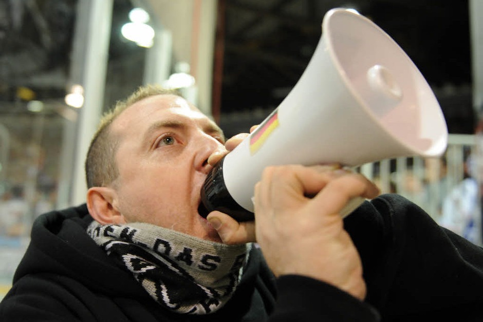 Wölfe Freiburg siegen gegen Schwenningen mit 4:3 vor heimischem Publikum. Wölfe Freiburg siegen gegen Schwenningen mit 4:3 vor heimischem Publikum.