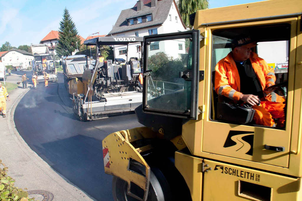 In Richtung Dorfmitte wird der Belag auf die Ortsdurchfahrt in Grafenhausen aufgebracht: Alle Maschinen laufen auf Hochtouren In Richtung Dorfmitte wird der Belag auf die Ortsdurchfahrt in Grafenhausen aufgebracht: Alle Maschinen laufen auf Hochtouren