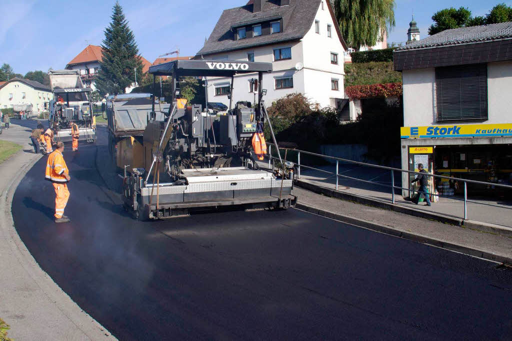 In Richtung Dorfmitte wird der Belag auf die Ortsdurchfahrt in Grafenhausen aufgebracht In Richtung Dorfmitte wird der Belag auf die Ortsdurchfahrt in Grafenhausen aufgebracht