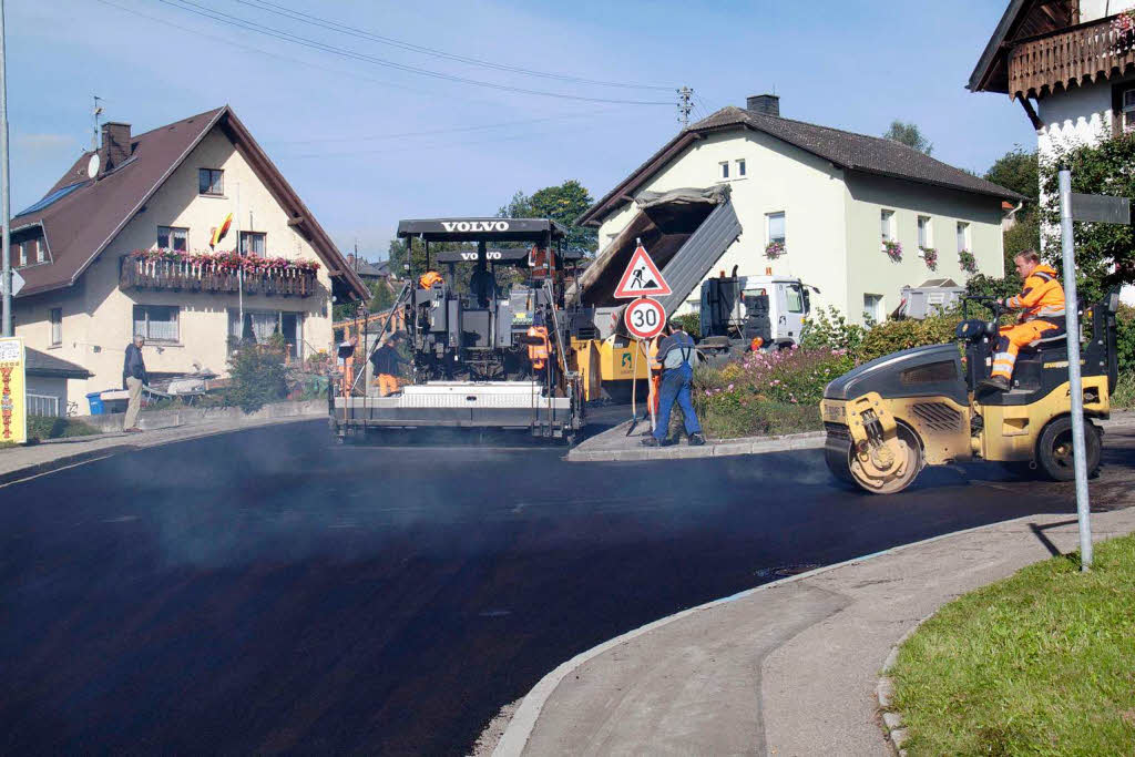 Gegen Mittag war der Belag bis zur Einmüdung Rathausplatz bereits aufgebracht Gegen Mittag war der Belag bis zur Einmüdung Rathausplatz bereits aufgebracht