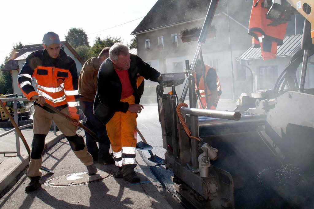 Volle Konzentration beim Aufbringen der Bitumenschicht Volle Konzentration beim Aufbringen der Bitumenschicht