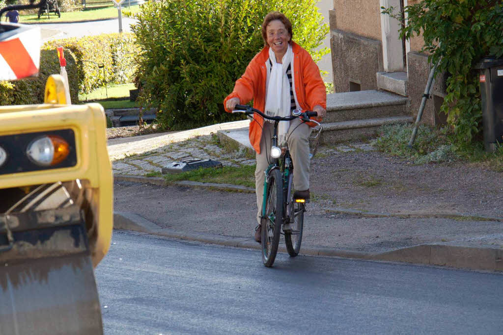 Gemeinderätin Maritta Bücklers testet den neuen Fahrbahnbelag mit dem Rad Gemeinderätin Maritta Bücklers testet den neuen Fahrbahnbelag mit dem Rad
