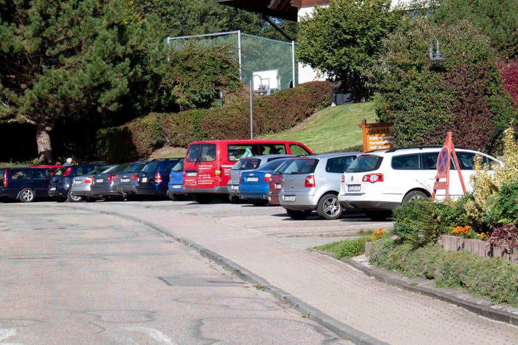 Einwohner haben ihre Fahrzeuge am Hallenbad abgestellt, weil einige Bereiche im Ort für 24 Stunden mit dem Auto nicht mehr befahrbar waren Einwohner haben ihre Fahrzeuge am Hallenbad abgestellt, weil einige Bereiche im Ort für 24 Stunden mit dem Auto nicht mehr befahrbar waren