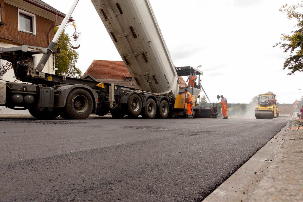 12 Sattelzüge und Lkw`s waren bei den Asphaltierungsarbeiten in Grafenhausen im Einsatz 12 Sattelzüge und Lkw`s waren bei den Asphaltierungsarbeiten in Grafenhausen im Einsatz