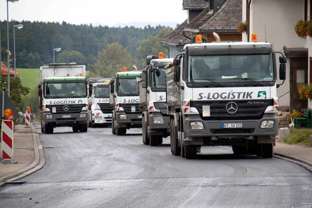 12 Sattelzüge und Lkw`s waren bei den Asphaltierungsarbeiten in Grafenhausen im Einsatz 12 Sattelzüge und Lkw`s waren bei den Asphaltierungsarbeiten in Grafenhausen im Einsatz