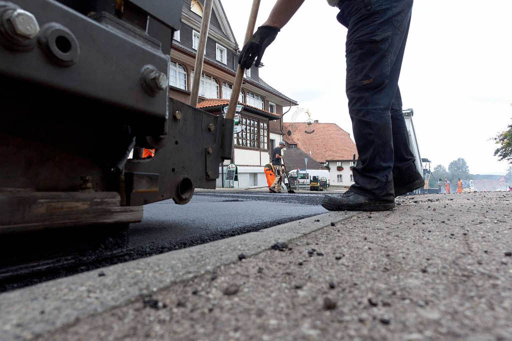 Trotz moderner Maschinen, ganz ohne Handarbeit geht auch beim Asphaltieren nichts Trotz moderner Maschinen, ganz ohne Handarbeit geht auch beim Asphaltieren nichts