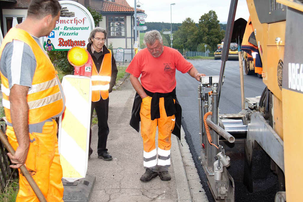 Trotz moderner Maschinen, ganz ohne Handarbeit geht auch beim Asphaltieren nichts Trotz moderner Maschinen, ganz ohne Handarbeit geht auch beim Asphaltieren nichts