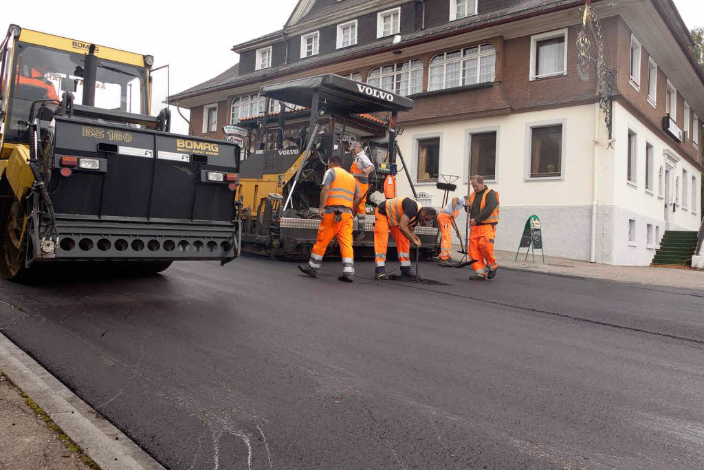 Trotz moderner Maschinen, ganz ohne Handarbeit geht auch beim Asphaltieren nichts Trotz moderner Maschinen, ganz ohne Handarbeit geht auch beim Asphaltieren nichts