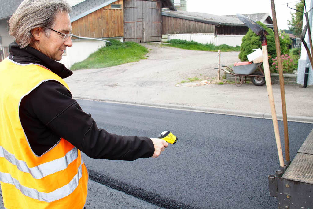 Der Asphalt wird mit rund 170 Grad aufgetragen. Wenige Minuten später lag die Temperatur gemäß der Messung bei 166,1 Grad Der Asphalt wird mit rund 170 Grad aufgetragen. Wenige Minuten später lag die Temperatur gemäß der Messung bei 166,1 Grad