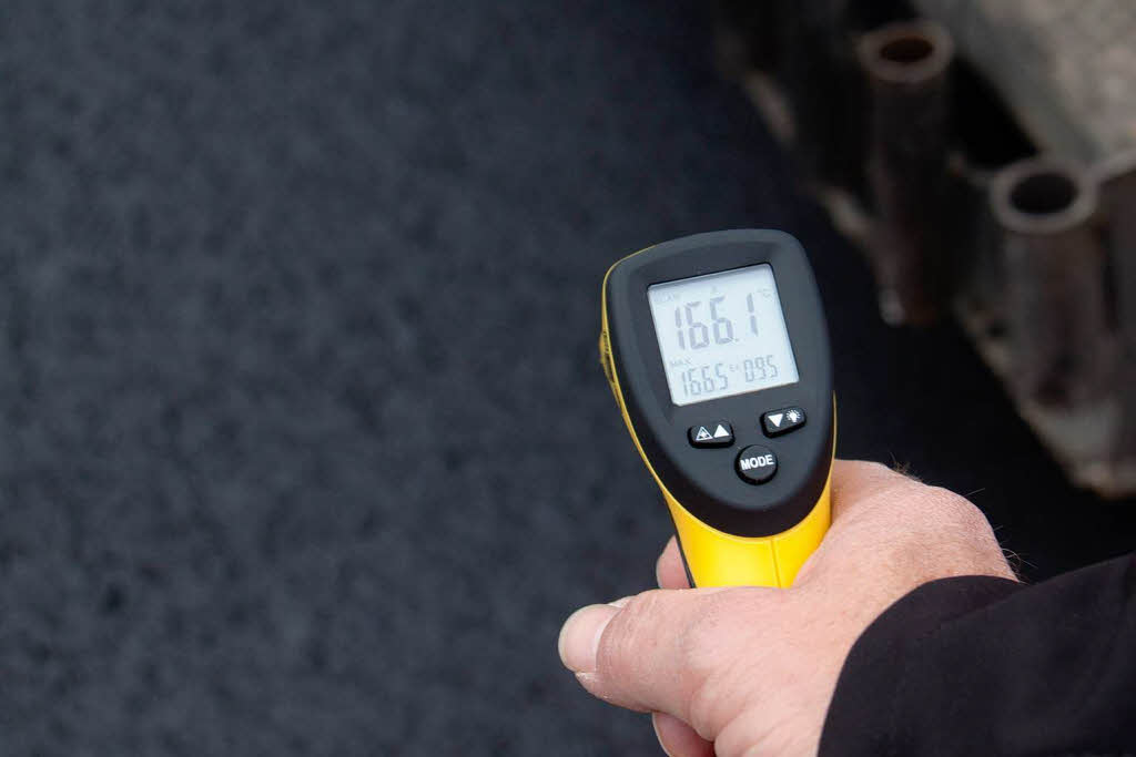 Der Asphalt wird mit rund 170 Grad aufgetragen. Wenige Minuten später lag die Temperatur gemäß der Messung bei 166,1 Grad Der Asphalt wird mit rund 170 Grad aufgetragen. Wenige Minuten später lag die Temperatur gemäß der Messung bei 166,1 Grad