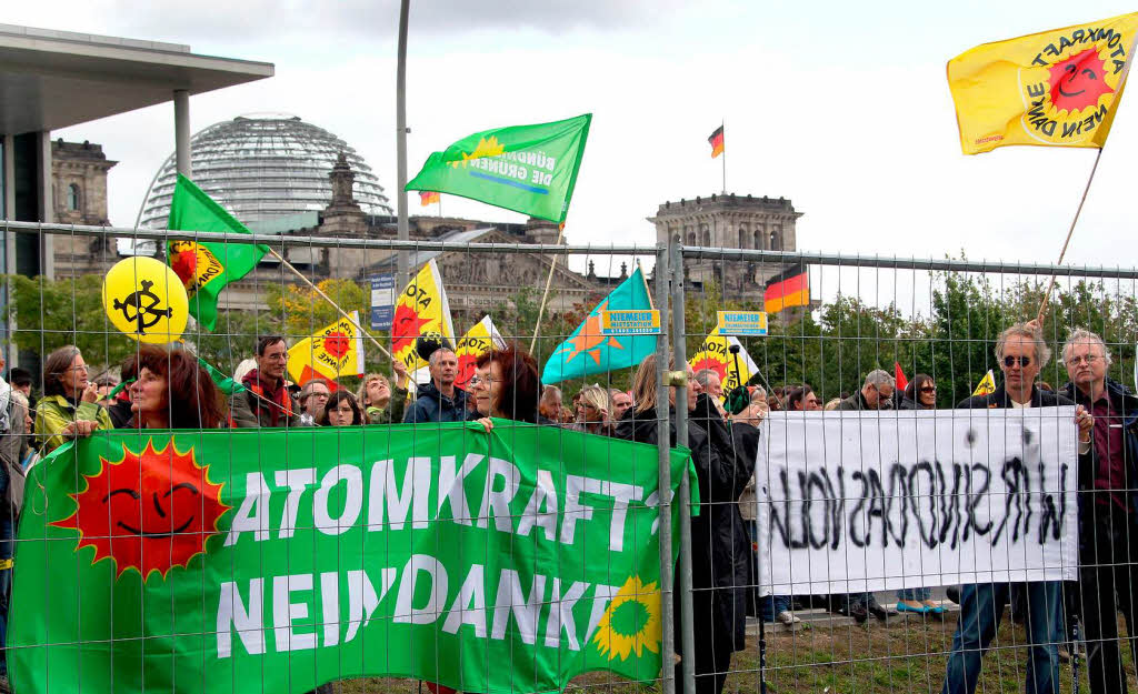 Lebt die Demo-Kultur der 80er Jahre wieder auf? Schwarz und Gelb dominierten die Anti-Atom-Demonstration in Berlin Lebt die Demo-Kultur der 80er Jahre wieder auf? Schwarz und Gelb dominierten die Anti-Atom-Demonstration in Berlin
