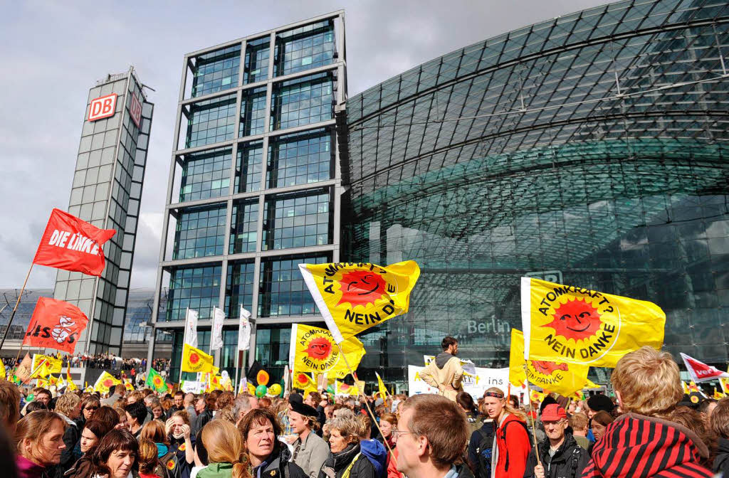 Lebt die Demo-Kultur der 80er Jahre wieder auf? Schwarz und Gelb dominierten die Anti-Atom-Demonstration in Berlin Lebt die Demo-Kultur der 80er Jahre wieder auf? Schwarz und Gelb dominierten die Anti-Atom-Demonstration in Berlin