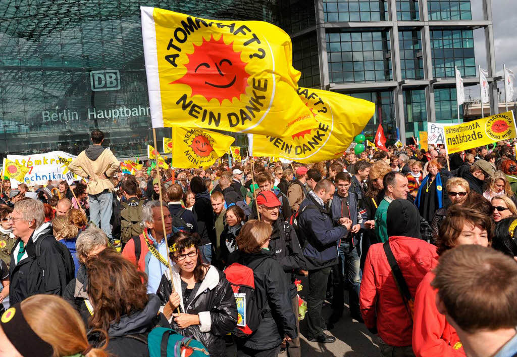 Lebt die Demo-Kultur der 80er Jahre wieder auf? Schwarz und Gelb dominierten die Anti-Atom-Demonstration in Berlin Lebt die Demo-Kultur der 80er Jahre wieder auf? Schwarz und Gelb dominierten die Anti-Atom-Demonstration in Berlin
