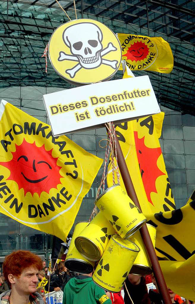 Lebt die Demo-Kultur der 80er Jahre wieder auf? Schwarz und Gelb dominierten die Anti-Atom-Demonstration in Berlin Lebt die Demo-Kultur der 80er Jahre wieder auf? Schwarz und Gelb dominierten die Anti-Atom-Demonstration in Berlin