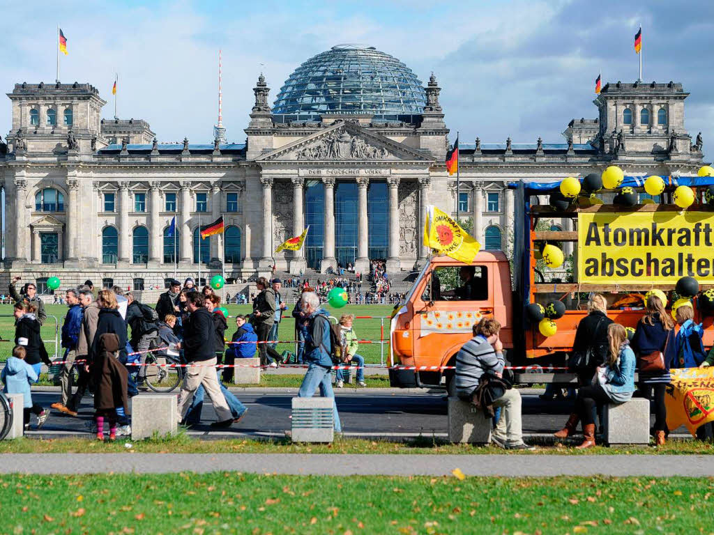 Lebt die Demo-Kultur der 80er Jahre wieder auf? Schwarz und Gelb dominierten die Anti-Atom-Demonstration in Berlin Lebt die Demo-Kultur der 80er Jahre wieder auf? Schwarz und Gelb dominierten die Anti-Atom-Demonstration in Berlin