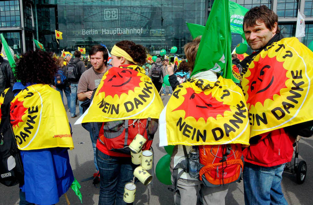 Lebt die Demo-Kultur der 80er Jahre wieder auf? Schwarz und Gelb dominierten die Anti-Atom-Demonstration in Berlin Lebt die Demo-Kultur der 80er Jahre wieder auf? Schwarz und Gelb dominierten die Anti-Atom-Demonstration in Berlin