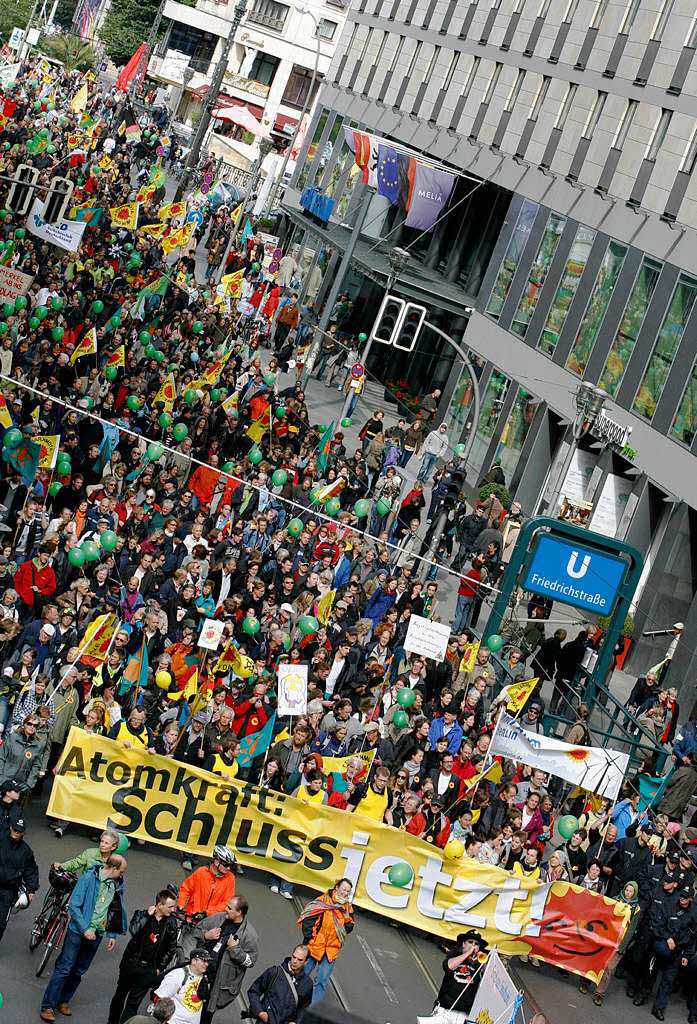 Lebt die Demo-Kultur der 80er Jahre wieder auf? Schwarz und Gelb dominierten die Anti-Atom-Demonstration in Berlin Lebt die Demo-Kultur der 80er Jahre wieder auf? Schwarz und Gelb dominierten die Anti-Atom-Demonstration in Berlin