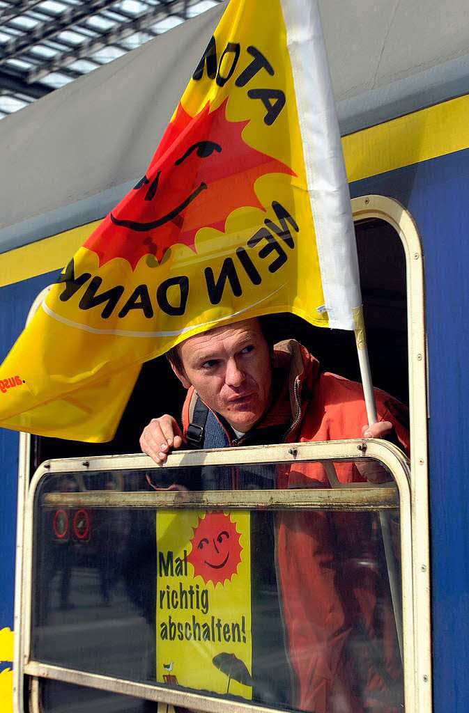 Lebt die Demo-Kultur der 80er Jahre wieder auf? Schwarz und Gelb dominierten die Anti-Atom-Demonstration in Berlin Lebt die Demo-Kultur der 80er Jahre wieder auf? Schwarz und Gelb dominierten die Anti-Atom-Demonstration in Berlin