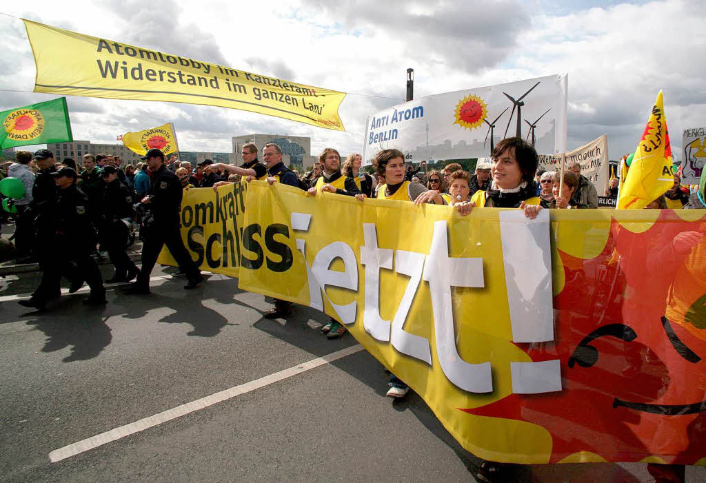 Lebt die Demo-Kultur der 80er Jahre wieder auf? Schwarz und Gelb dominierten die Anti-Atom-Demonstration in Berlin Lebt die Demo-Kultur der 80er Jahre wieder auf? Schwarz und Gelb dominierten die Anti-Atom-Demonstration in Berlin