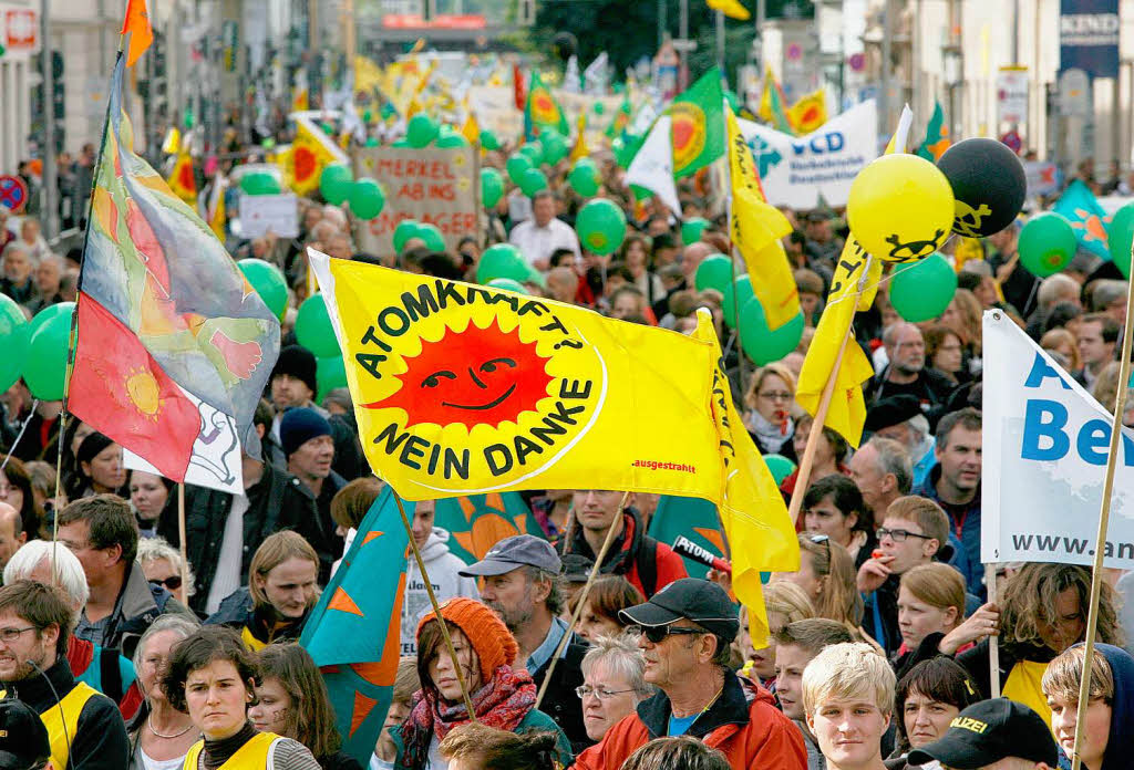 Lebt die Demo-Kultur der 80er Jahre wieder auf? Schwarz und Gelb dominierten die Anti-Atom-Demonstration in Berlin Lebt die Demo-Kultur der 80er Jahre wieder auf? Schwarz und Gelb dominierten die Anti-Atom-Demonstration in Berlin