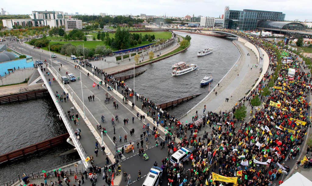 Lebt die Demo-Kultur der 80er Jahre wieder auf? Schwarz und Gelb dominierten die Anti-Atom-Demonstration in Berlin Lebt die Demo-Kultur der 80er Jahre wieder auf? Schwarz und Gelb dominierten die Anti-Atom-Demonstration in Berlin