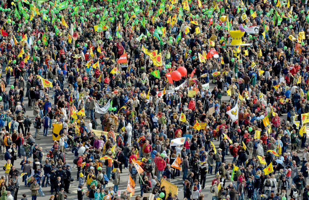Lebt die Demo-Kultur der 80er Jahre wieder auf? Schwarz und Gelb dominierten die Anti-Atom-Demonstration in Berlin Lebt die Demo-Kultur der 80er Jahre wieder auf? Schwarz und Gelb dominierten die Anti-Atom-Demonstration in Berlin