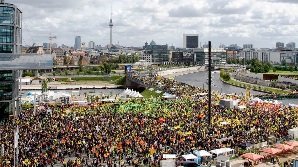Lebt die Demo-Kultur der 80er Jahre wieder auf? Schwarz und Gelb dominierten die Anti-Atom-Demonstration in Berlin Lebt die Demo-Kultur der 80er Jahre wieder auf? Schwarz und Gelb dominierten die Anti-Atom-Demonstration in Berlin