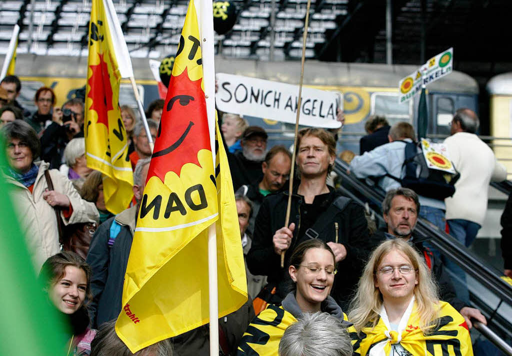 Lebt die Demo-Kultur der 80er Jahre wieder auf? Schwarz und Gelb dominierten die Anti-Atom-Demonstration in Berlin Lebt die Demo-Kultur der 80er Jahre wieder auf? Schwarz und Gelb dominierten die Anti-Atom-Demonstration in Berlin