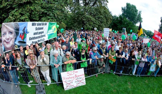Zur gestrigen Demo im Schlossgarten ka...0.000 (laut Veranstalter) Teiolnehmer.  | Foto: dpa