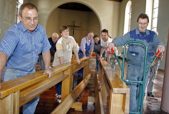 Zugepackt haben freiwillige Helfer, um die Kirche zu rumen.   | Foto: heidi fssel