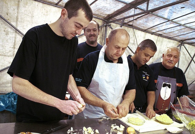 Viel Schnippelarbeit war beim Knoblauc...n den Genuss der Spezialitten kamen.   | Foto: Sandra Decoux-Kone