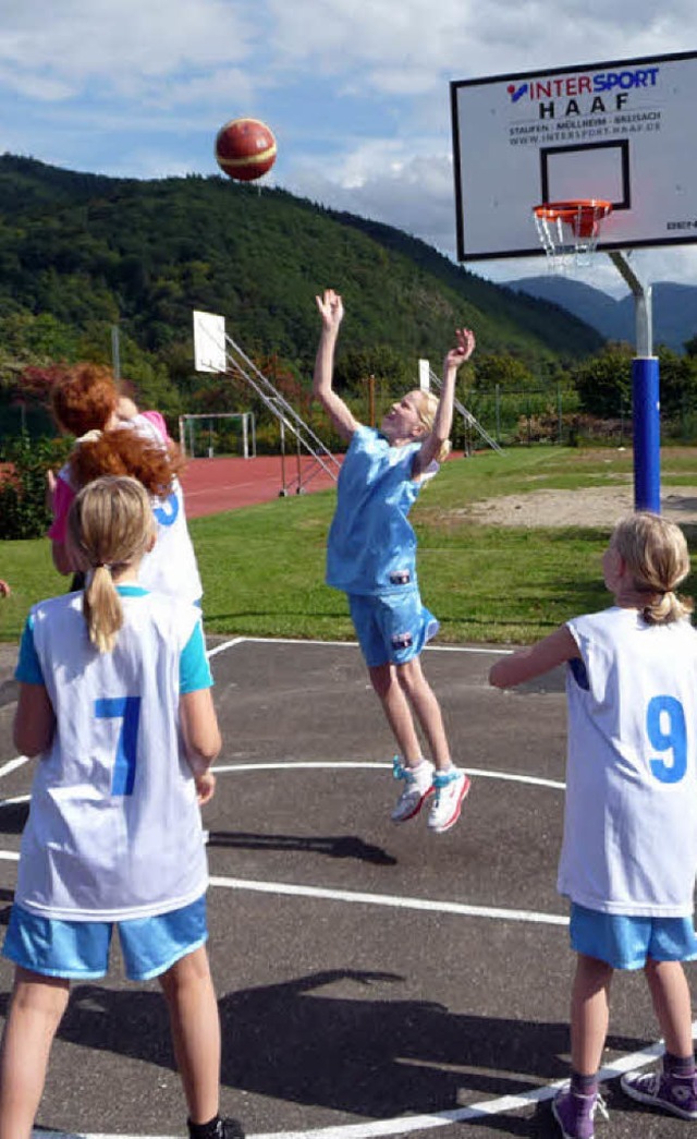 Freude bei den jungen Sportlerinnen: I...n gibt es einen neuen Basketballplatz.  | Foto: m. burkert