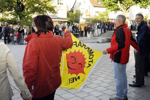 Hand in Hand gegen die Verlngerung de...gegner auf dem Denzlinger Rathausplatz  | Foto: Markus Zimmermann