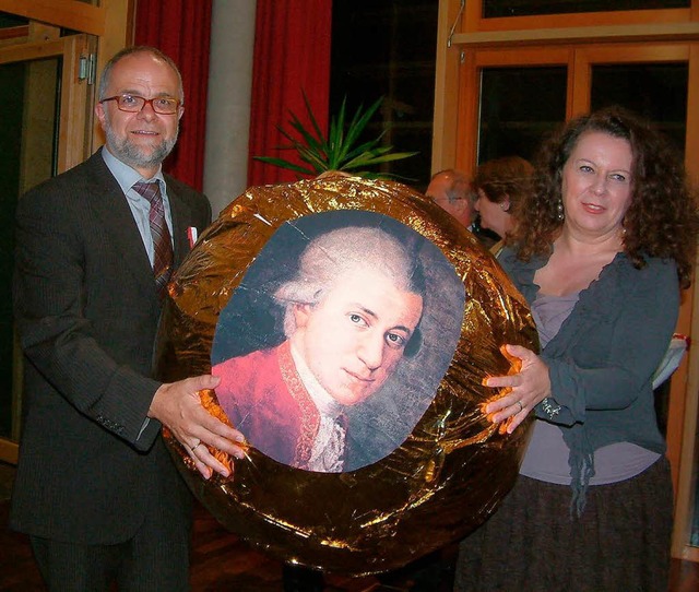 Brgermeister Rmmele und Heidi Knoblich mit Mozartkugel  | Foto: Roswitha Frey