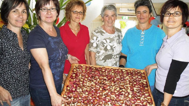 Die Waiebckerinnen Sonja Behringer, I... links) mit einem Blech ihrer Arbeit.   | Foto: Hansjrg Bader