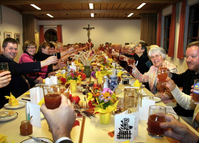 Die Frauengemeinschaft Christknig Tit...men viele Glckwnsche ausgesprochen.   | Foto: Eva Korinth