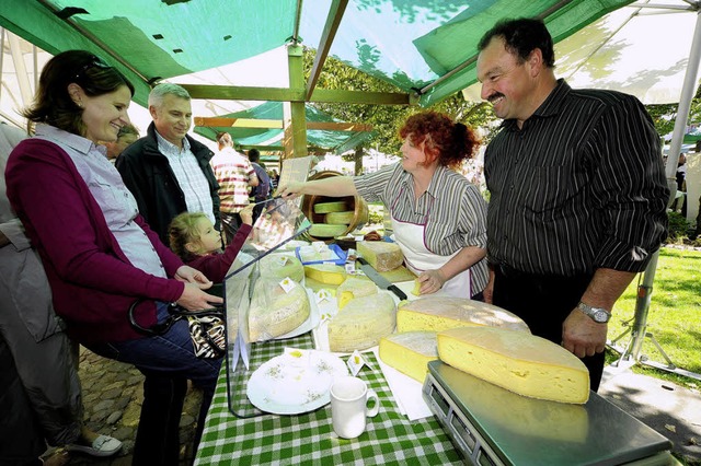 Beim Ksemarkt dabei: Die Betreiber de...s Lenzkirch stellen ihre Produkte vor.  | Foto: thomas kunz