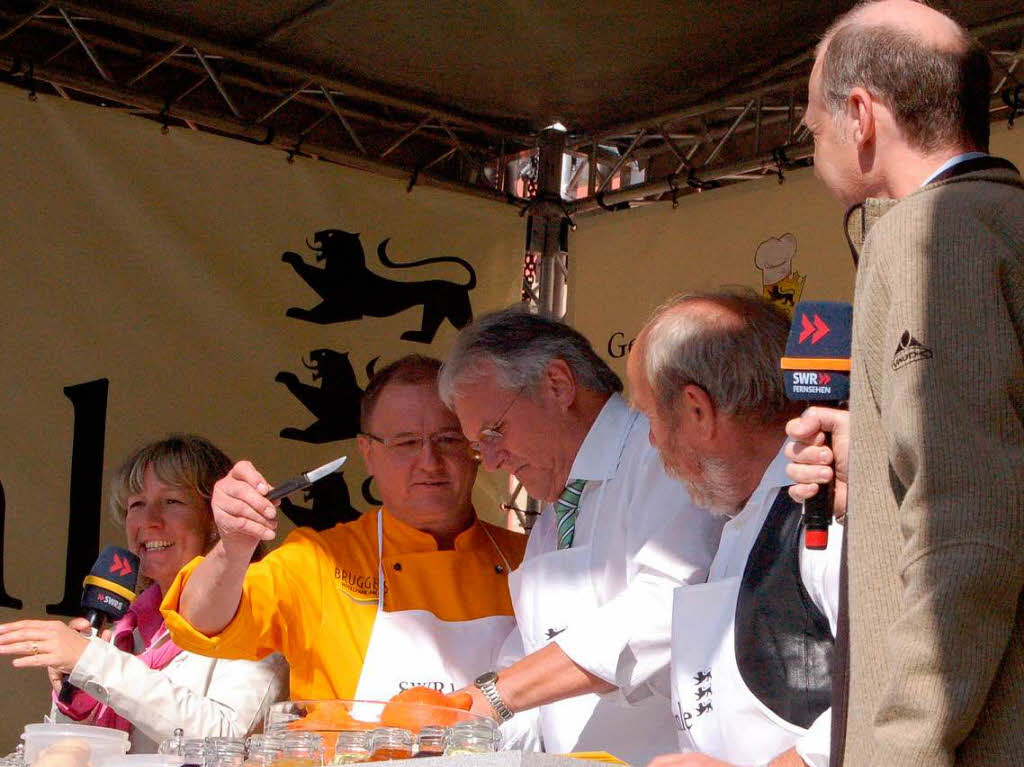 Begleitet von den Moderatoren Petra Kleion (links) und Michael Kost (rechts) kochte auch Lffingens Schultes Norbert Brugger mit.