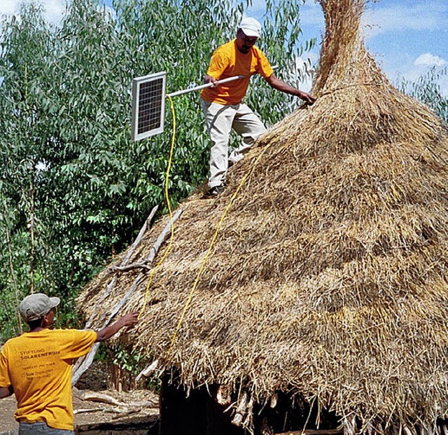 Mit sdbadischer Hilfe bringen Solarzellen Licht in thiopische Drfer.  | Foto: Siebold