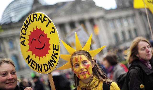 Junge Demonstrantin, vertrautes Symbol: Protest vor dem Reichstag in Berlin  | Foto: afp