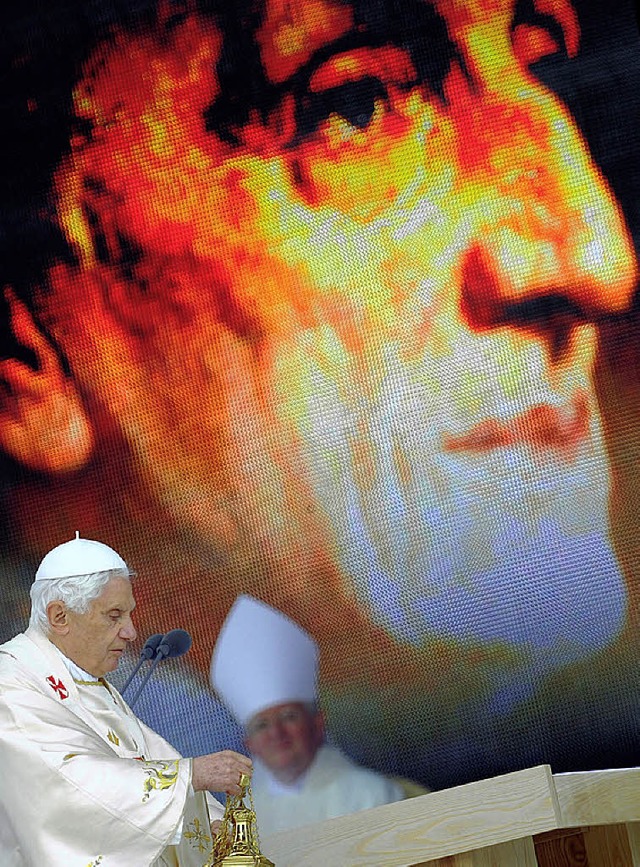 Benedikt XVI. vor einem Portrt von John Henry Newman   | Foto: AFP