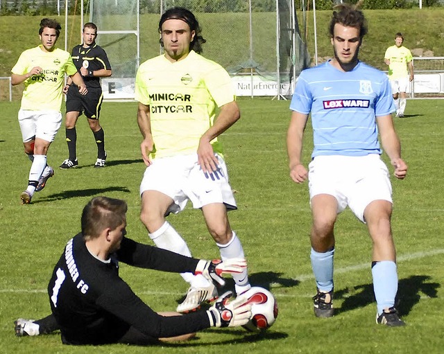 Steinens Strmer Hakan Sari hat gegen Torwart Hannes Janson das Nachsehen.   | Foto: FELIX HELD