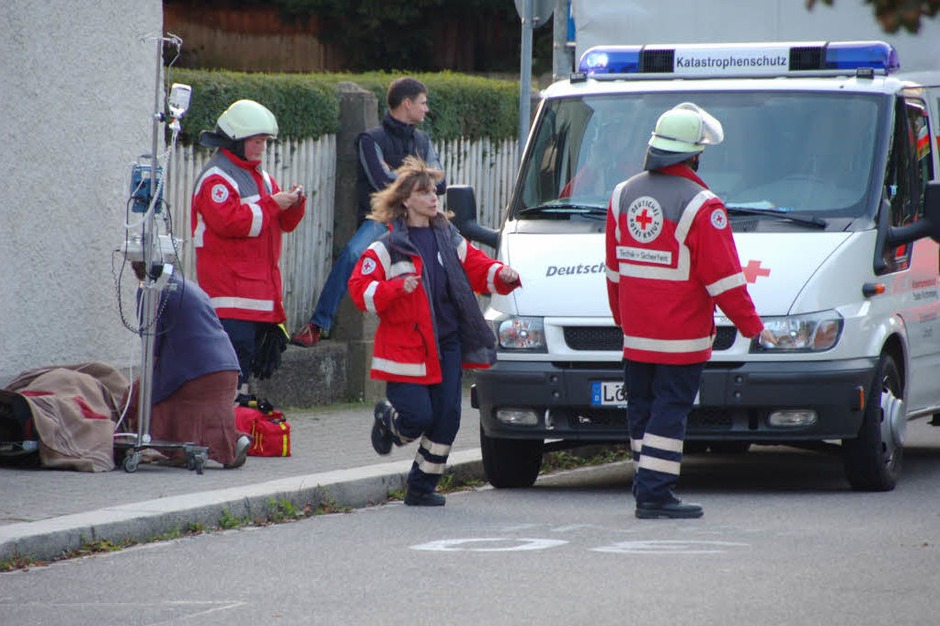 Die Verletzten werden vom Rettungsdienst versorgt. (Foto: Michael Reich) Die Verletzten werden vom Rettungsdienst versorgt. (Foto: Michael Reich)