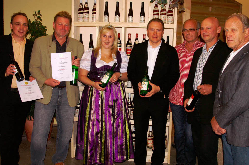 "Best of" Bahlingen: Der beste Rot- und Weißwein kommt in diesem Jahr von den "Winzern vom Silberberg". Für die WG Bahlingen nahmen (v.l.n.r.) Dirk Böhme und Edgar Auer die Preise von Weinprinzessin Sarah Kappeler entgegen. WG-Vorstand Siegfried Ernst und die Vertreter der Weingüter Helmar Schumacher, Wolfgang Feyock und August Häuber freuten sich mit. "Best of" Bahlingen: Der beste Rot- und Weißwein kommt in diesem Jahr von den "Winzern vom Silberberg". Für die WG Bahlingen nahmen (v.l.n.r.) Dirk Böhme und Edgar Auer die Preise von Weinprinzessin Sarah Kappeler entgegen. WG-Vorstand Siegfried Ernst und die Vertreter der Weingüter Helmar Schumacher, Wolfgang Feyock und August Häuber freuten sich mit.