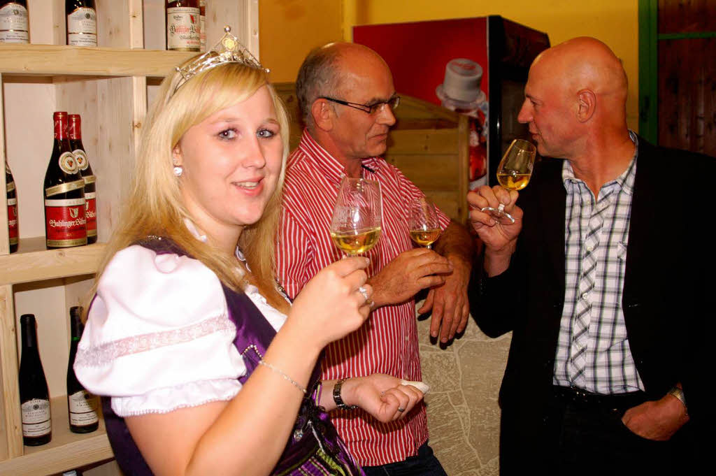 "Best of" Bahlingen:Die badische Weinprinzessin Sarah Kappeler und die Vertreter der Weingüter Helmar Schumacher und Wolfgang Feyock verkosten den Preis gekrönten Weißwein der "Winzer vom Silberberg". "Best of" Bahlingen:Die badische Weinprinzessin Sarah Kappeler und die Vertreter der Weingüter Helmar Schumacher und Wolfgang Feyock verkosten den Preis gekrönten Weißwein der "Winzer vom Silberberg".