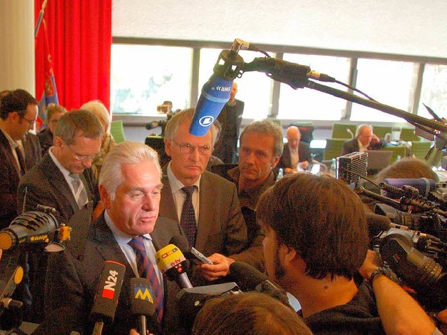 Innenminister Heribert Rech (CDU) vor der Presse in Lrrach.   | Foto: Adam